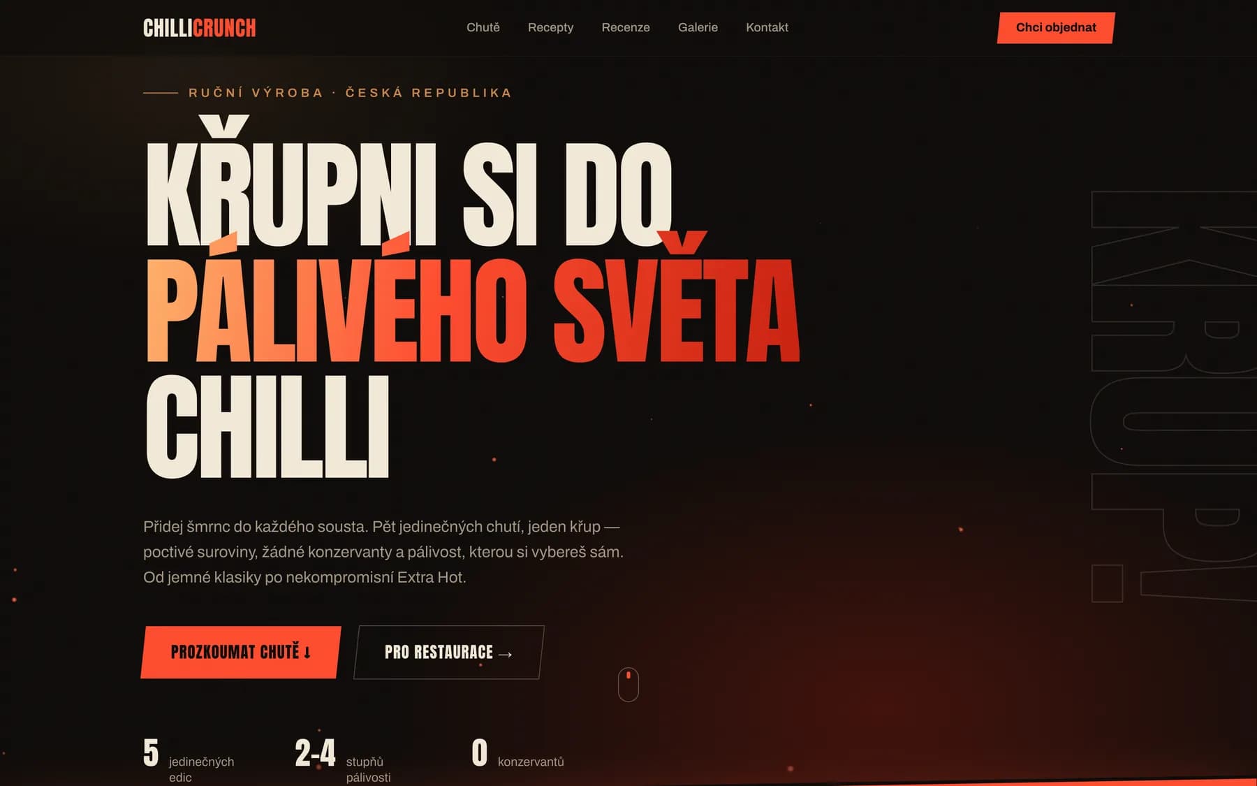 Úvod webu ChilliCrunch na počítači: nápis Křupni si do pálivého světa chilli na tmavém pozadí