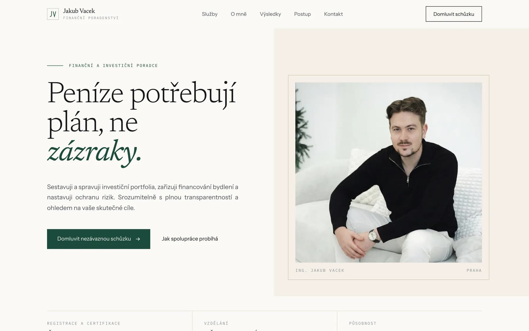 Úvod webu Jakuba Vacka na počítači: nadpis Peníze potřebují plán, ne zázraky a portrét