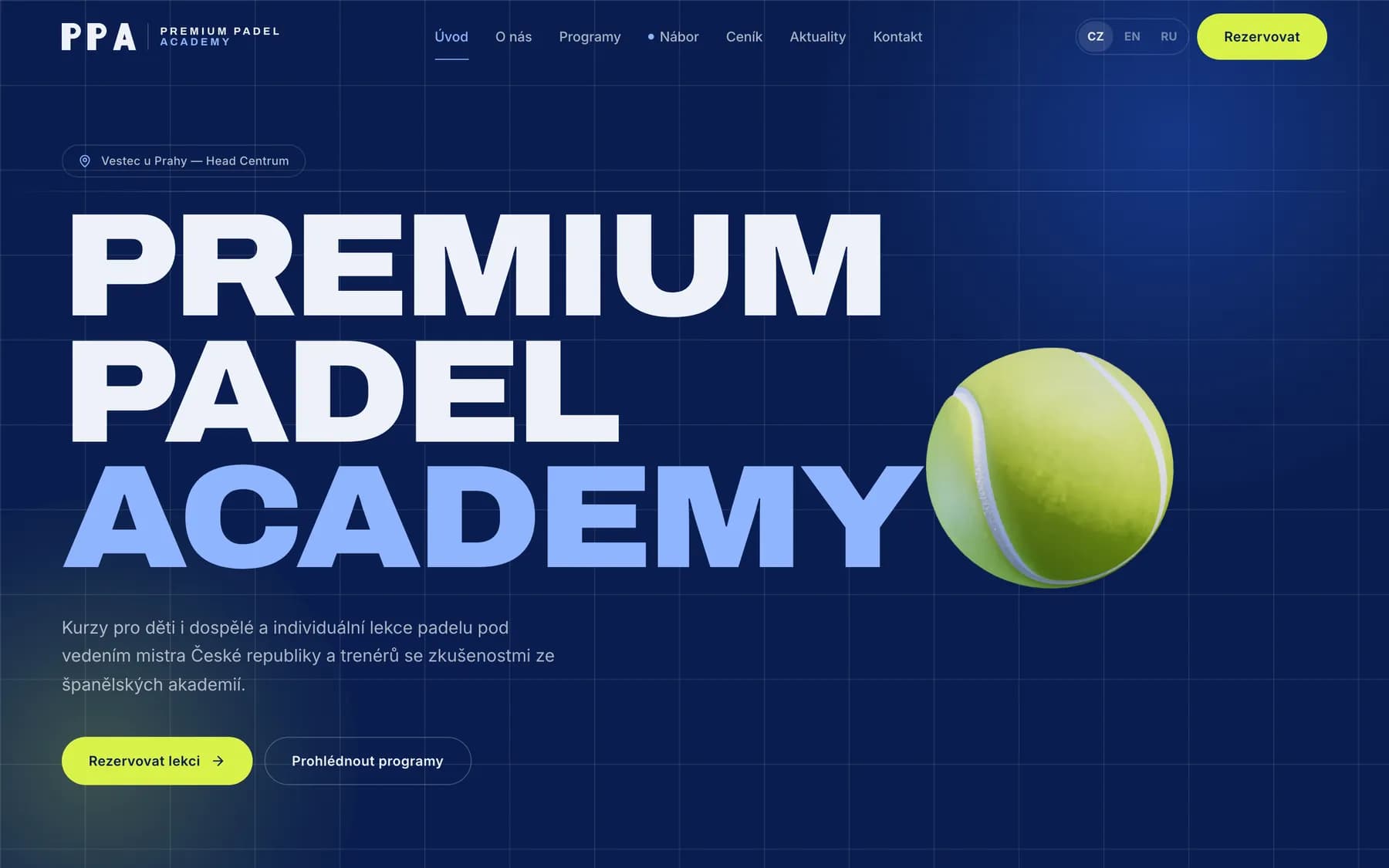 Úvod webu Premium Padel Academy na počítači: velký nápis a padelový míček na modrém pozadí